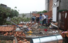 Lốc xoáy làm sập và tốc mái gần 80 căn nhà