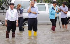 Thị trưởng Bangkok bị giễu cợt vì yêu cầu báo chí gọi ngập' là 'nước chờ rút'