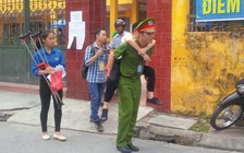 Chàng sinh viên mặc cảnh phục cõng thí sinh vào phòng thi