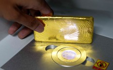 Bắt kẻ cầm vàng giả lấy tiền thật