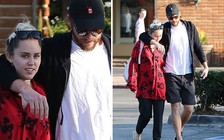 Miley Cyrus và Liam Hemsworth tình tứ sau thông báo dời đám cưới