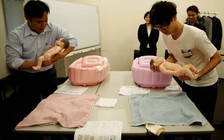 Đàn ông độc thân Nhật Bản học chăm em bé để dễ lấy vợ