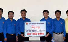 T.Ư Đoàn thăm và trao tiền giúp các tỉnh miền Trung