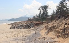 Mưa bão 'gặm' hơn 30 km bờ biển