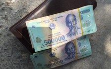 Tài xế taxi trả lại 100 triệu đồng cho khách Việt kiều để quên