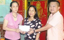 Trao tiền bạn đọc giúp gia đình gặp nạn