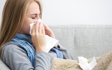 Mắc cảm lạnh có nên nằm dài trên giường?