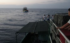 Hải quân cứu tàu cá hỏng máy