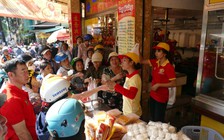 Người Sài Gòn đông đúc chờ đợi ở phố vịt quay ngày vía Thần Tài