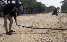 Vô số 'ổ gà' trên con đường đẹp nhất Việt Nam