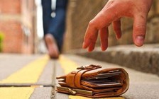 Công an trả lại tài sản cho người đánh rơi