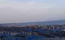 Biển Vũng Tàu sạch rác, đông nghịt người tắm từ sáng đến tối