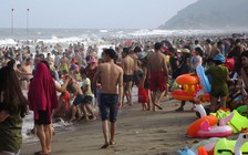 Vùng biển bắc miền Trung hút khách trở lại dịp lễ 30.4 - 1.5