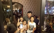 Vân Sơn ra tận cửa đón khán giả, cứu sân khấu cảnh chợ chiều