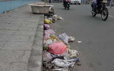 Hai bên đùn đẩy, rác ngập cầu ở TP.HCM