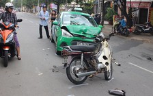 Xe máy đối đầu xe taxi, 2 thanh niên nguy kịch