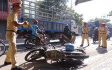 Xe cứu thương tông liên tiếp 6 xe máy