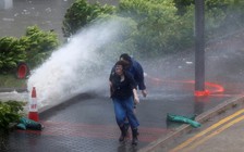 Bão Hato áp sát, Hồng Kông nâng cảnh báo lên mức cao nhất