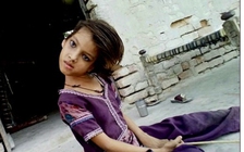 Cô bé đầu nghiêng khiến nhiều người sợ hãi