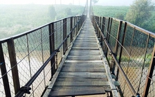 Trôi mố cầu treo, gần 8.000 dân bị cô lập