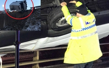 Cảnh sát Anh tay không ngăn xe tải rơi khỏi cầu