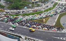 Thu phí xe ‘mượn’ đường vào sân bay Tân Sơn Nhất?