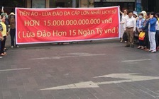 Giăng băng rôn tố đường dây 'tiền ảo' lừa 15.000 tỉ đồng