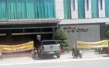 Căng băng rôn gây sức ép vì mua đất không được xây dựng