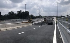 Mới thông xe một ngày, mặt cầu đã lún?