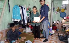 Trao tiền giúp cụ bà nhặt ve chai nuôi con chạy thận