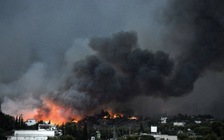 Người dân, du khách Hy Lạp tháo chạy vì lửa dữ