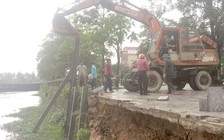 Đóng cọc gia cố bờ kè quanh hào Thành cổ Quảng Trị