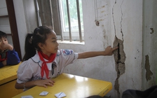 Học sinh thấp thỏm ngồi học trong ngôi trường cũ nát