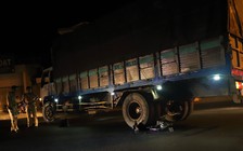 Xe máy nằm biến dạng dưới bánh xe tải, nam thanh niên may mắn thoát chết