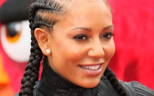 Mel B đối mặt với nguy cơ bị mù vĩnh viễn