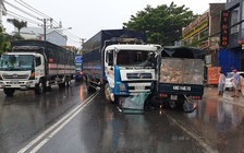 Hai xe tải 'dính chùm', Quốc lộ 20 qua TP.Bảo Lộc bị ách tắc