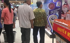 Cư dân mạng quan tâm: Vợ chồng già dắt nhau đi siêu thị