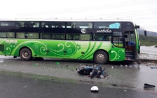 Tai nạn ở Kon Tum: Xe máy vỡ nát khi va chạm xe khách