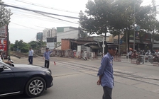 Bàng hoàng, 'kỳ lạ' gác chắn đường sắt thường xuyên có xe máy tông thẳng