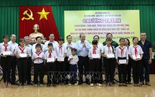 Phó thủ tướng Trương Hòa Bình trao tặng 100 xe đạp và 500 suất học bổng