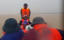 Vượt lũ dữ, chèo thuyền 10 cây số đưa sản phụ đi sinh