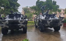 Quân đội đưa xe thiết giáp giúp dân phòng chống bão số 6