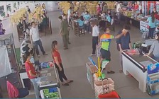 Con trai lấy xúc xích không trả tiền, ông bố đánh nhân viên bán hàng