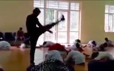 Võ sư tung cước vào học sinh để 'làm màu' trước đám đông