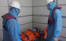 Cứu ngư dân ở Hoàng Sa trong biển động