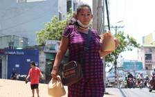 20 năm mẹ cùng con trai bán vé số ngóc ngách Sài Gòn: 'Thiếu nó, tôi không sống nổi!'