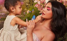 Kylie Jenner bị chỉ trích vì mua túi xách hàng hiệu cho con gái 2 tuổi