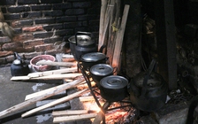 Xóm trọ nghèo Hà Nội lay lắt trong mùa dịch Covid-19: 'Có miếng ăn là may'