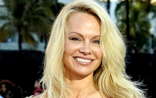 'Bom sex' Pamela Anderson hẹn hò vệ sĩ kém tuổi