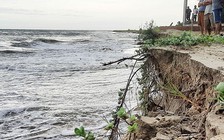 Lo biển 'nuốt' làng